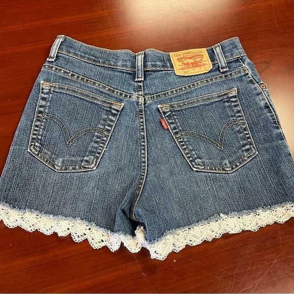 Levi’s 512 Lace Trim Shorts sz 6L EUC - Picture 2 of 5